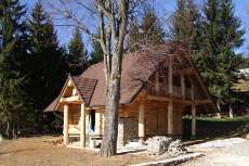 Slokana log cabin with roof
